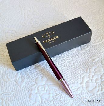 Dlugopis Parker Urban Premium Dark Purple 1931569 to propozycja skierowana przede wszystkim dla kobiet. Oryginalne zestawienie mocnego koloru w tym przypadku fioletu sprawia, że długopis ten.JPG